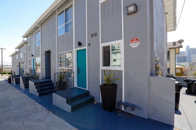 900 College St. in Los Angeles, CA - Building Photo - Building Photo