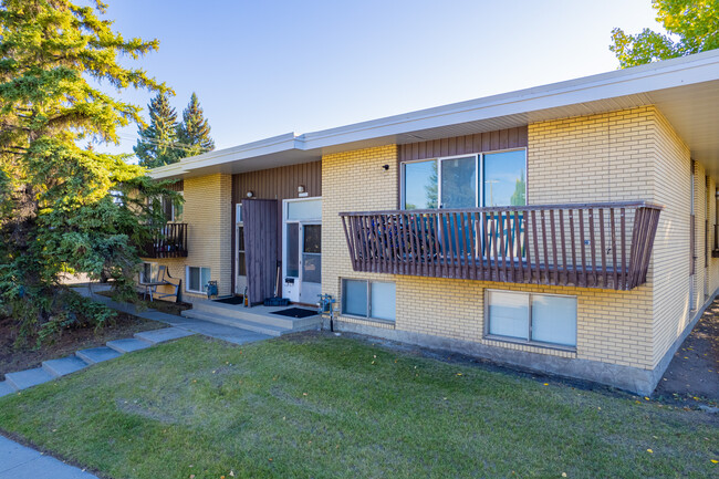 4836 Varsity Dr NW in Calgary, AB - Building Photo - Building Photo