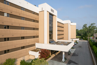 Fairways Condominium in Sylvania, OH - Foto de edificio - Building Photo