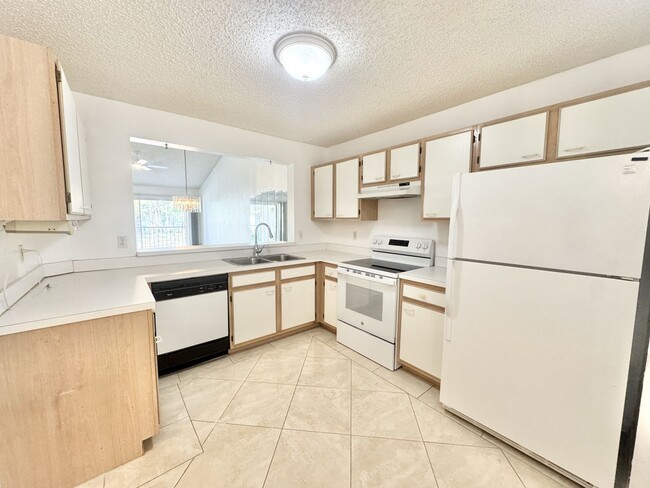 744 Landover Cir in Naples, FL - Building Photo - Building Photo