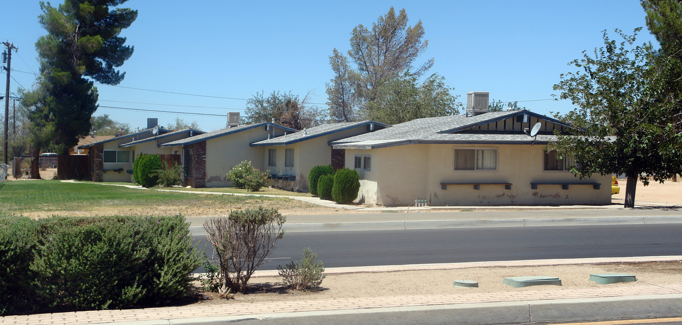 13410-13414 Navajo Rd in Apple Valley, CA - Building Photo