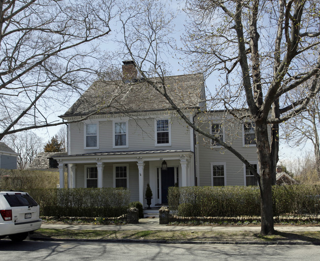 168 Main St in Sag Harbor, NY - Foto de edificio - Building Photo