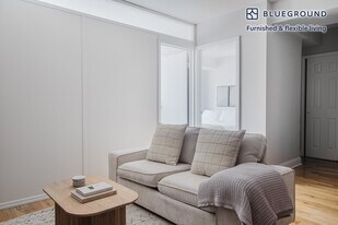 301 E 47th St in New York, NY - Building Photo