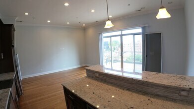1609 W Warren Blvd, Unit 402 in Chicago, IL - Building Photo - Building Photo