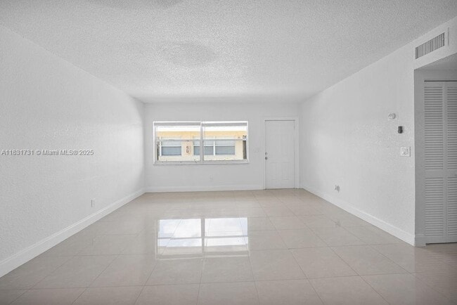 6947 SW 7th St in Margate, FL - Foto de edificio - Building Photo