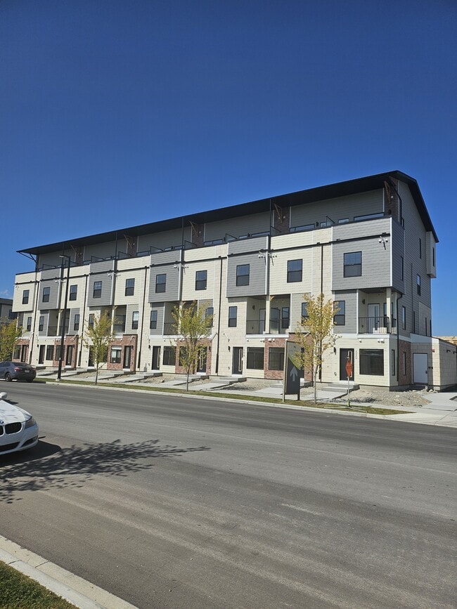 156 Park St in Cochrane, AB - Building Photo - Building Photo