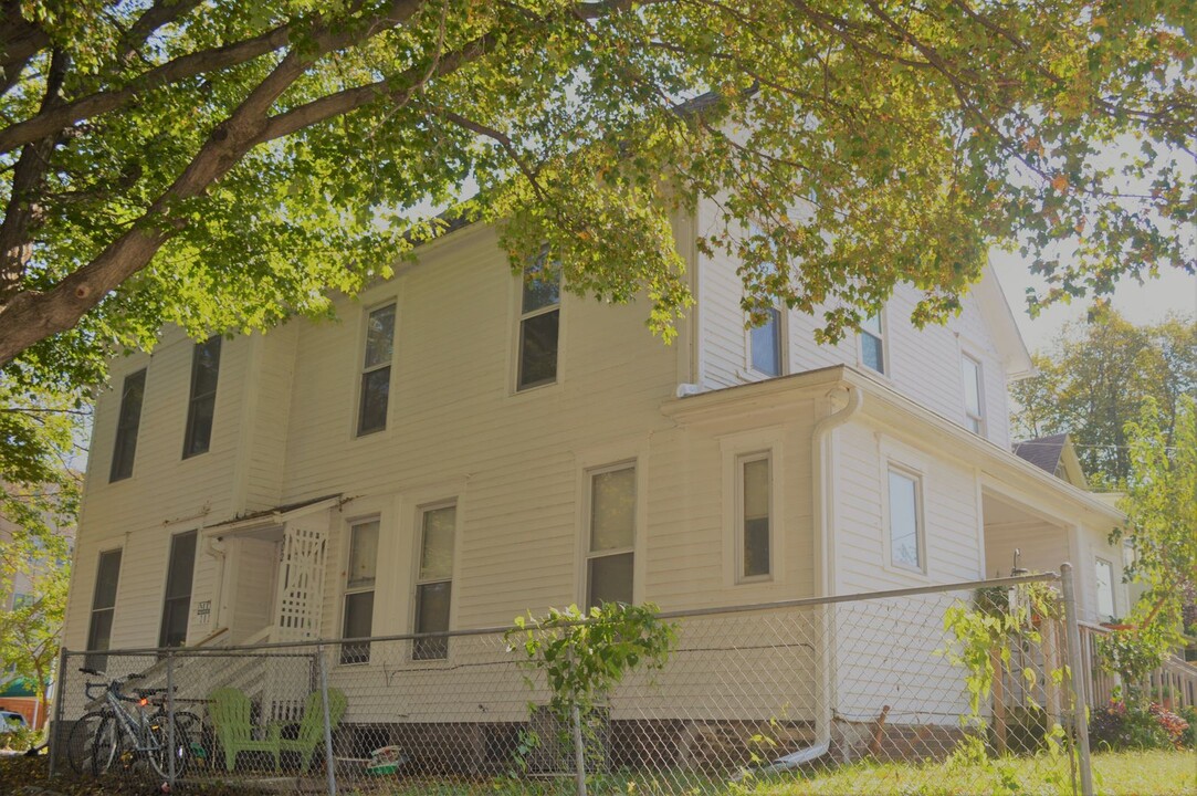 302 8th St in Ames, IA - Building Photo