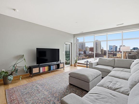 1550 E Royall Pl, Unit 11 in Milwaukee, WI - Building Photo - Building Photo