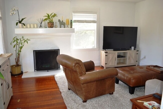 2 Lower Crescent Ave in Sausalito, CA - Foto de edificio - Building Photo