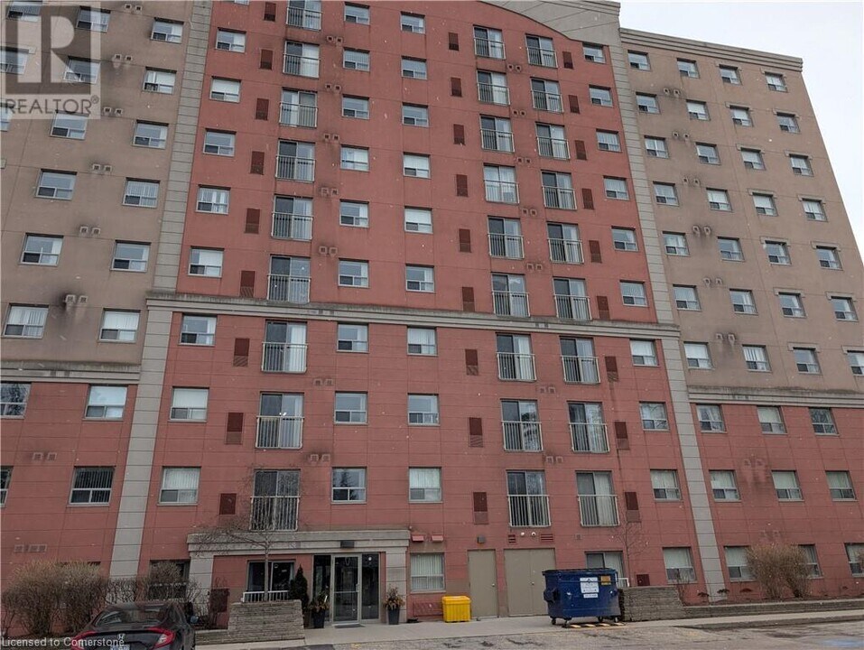 274 Erb St. W in Waterloo, ON - Building Photo