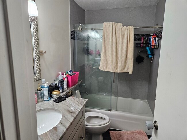 16 Williamsburg Ct in Shrewsbury, MA - Building Photo - Building Photo