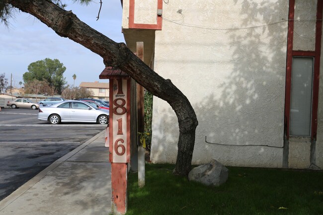 Planz Road Apartments in Bakersfield, CA - Foto de edificio - Building Photo