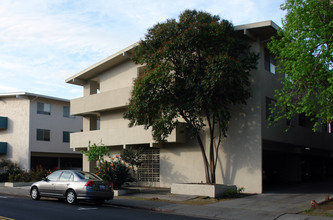 1348 Laurel St in San Carlos, CA - Foto de edificio - Building Photo