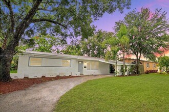 6880 SW 5th Ct in Pembroke Pines, FL - Foto de edificio - Building Photo