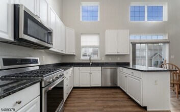 15 Colts Ln in Flemington, NJ - Foto de edificio - Building Photo