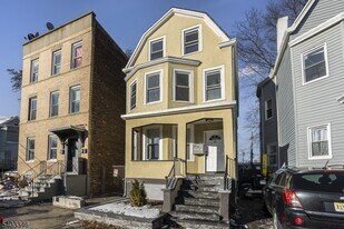 11 Ellington St in East Orange, NJ - Building Photo