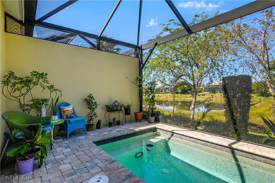 7193 Dominica Dr in Naples, FL - Foto de edificio