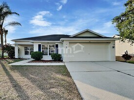4021 Kingsfield Dr in Parrish, FL - Building Photo