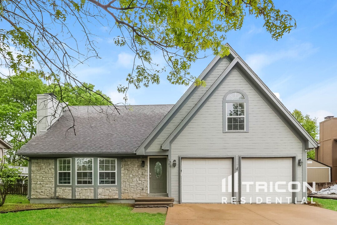 1400 Cottonwood Dr in Greenwood, MO - Building Photo