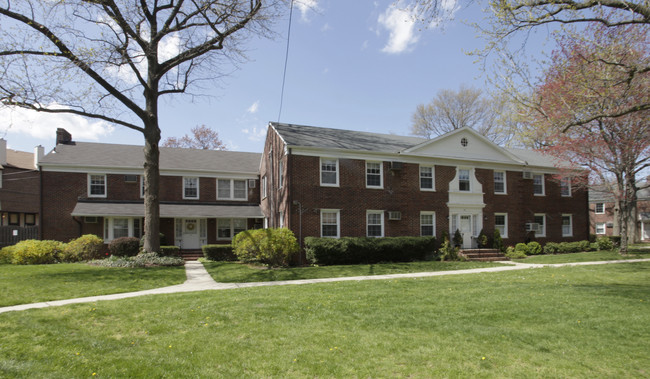 Warwick Gardens in Red Bank, NJ - Foto de edificio - Building Photo