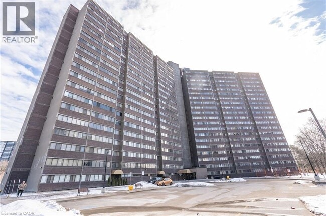 11 Wincott Dr in Toronto, ON - Building Photo - Building Photo