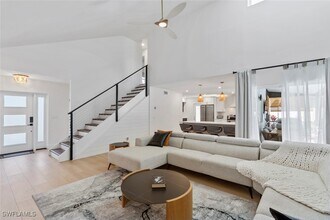 5054 Eclipse Ct in Naples, FL - Foto de edificio - Building Photo