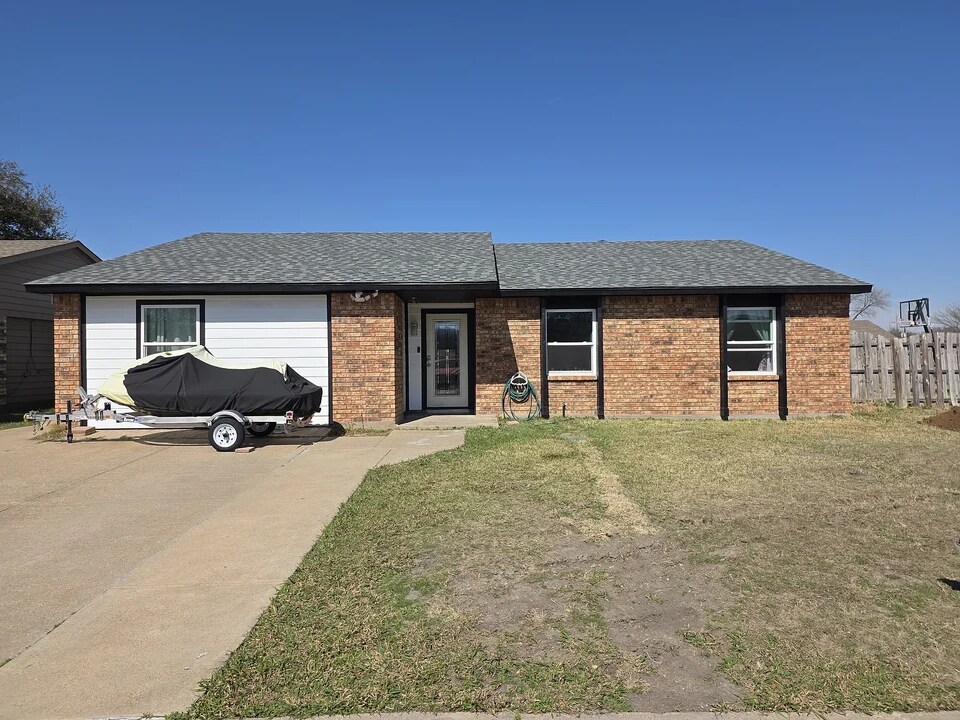 5611 Foster St in The Colony, TX - Building Photo