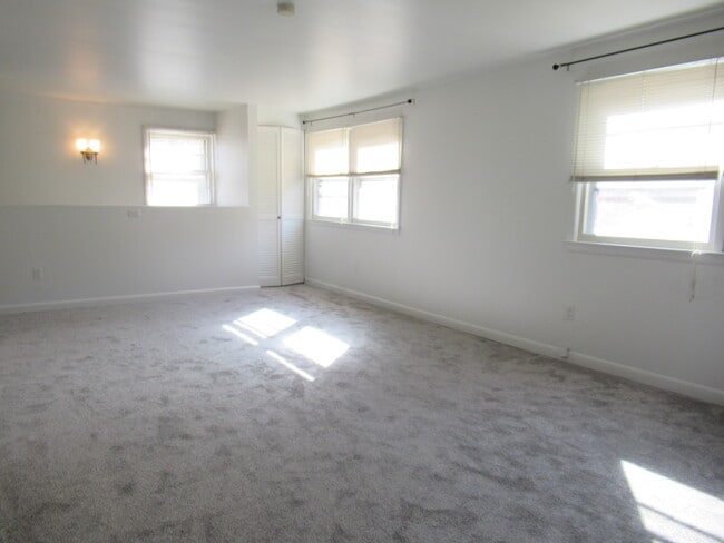 255 Fairfield Woods Rd in Fairfield, CT - Building Photo - Building Photo