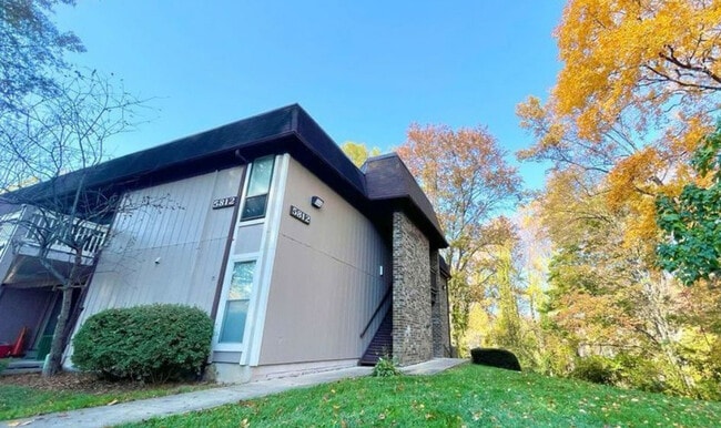 5812 Royal Ridge Dr, Unit O in Springfield, VA - Building Photo - Building Photo