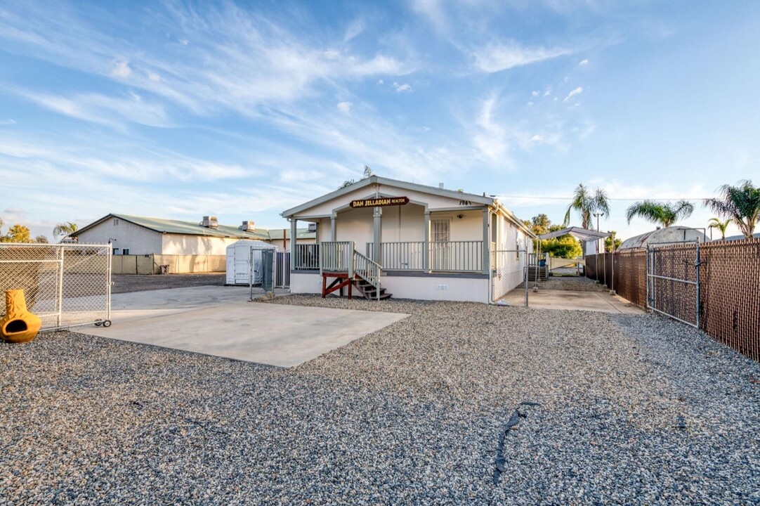 1941 N Academy Ave in Sanger, CA - Foto de edificio