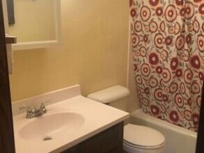 5906 Hickman Rd in Des Moines, IA - Building Photo - Building Photo