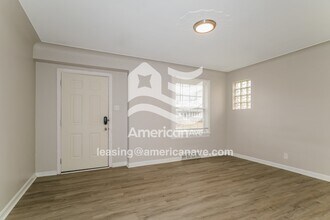 2370 S Milton Ave in Overland, MO - Foto de edificio - Building Photo