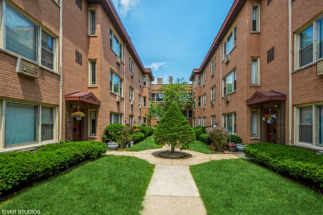 property at 1320 W Lunt Ave