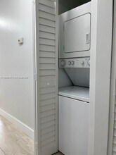 447 Lakeview Dr in Weston, FL - Building Photo - Building Photo