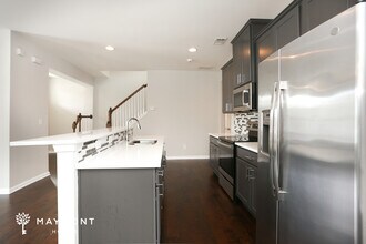 836 Regal Ln in Atlanta, GA - Foto de edificio - Building Photo