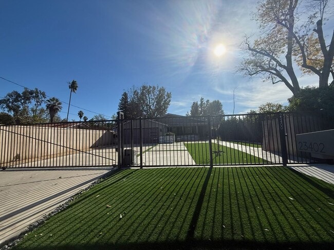 23400 Collins St in Los Angeles, CA - Building Photo - Building Photo