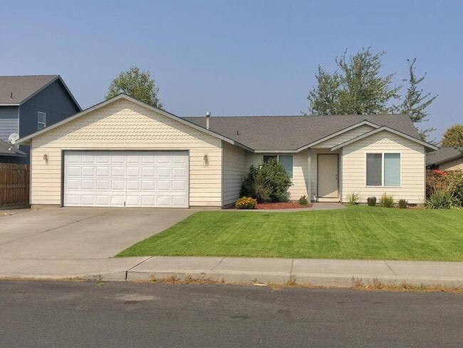 735 NE Negus Pl in Redmond, OR - Building Photo - Building Photo