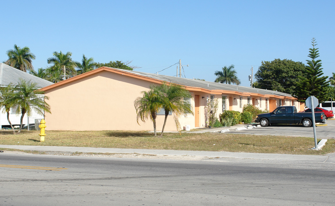 151 NW 8th St in Homestead, FL - Foto de edificio