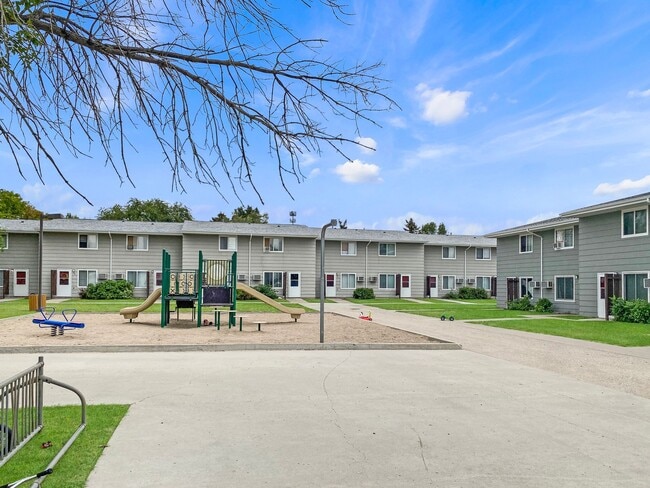 Holiday Village in Devils Lake, ND - Foto de edificio - Building Photo