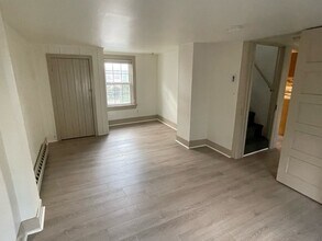 13 Charlton St, Unit 2nd Floor in Princeton, NJ - Building Photo - Building Photo