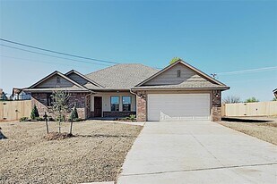 404 Charles Ct in Yukon, OK - Building Photo