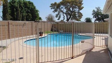 4008 W Davidson Ln in Phoenix, AZ - Foto de edificio - Building Photo