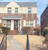 8203 164th Pl in Jamaica, NY - Building Photo