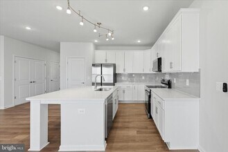 148 Huntwell W Ave in Ranson, WV - Building Photo - Building Photo