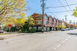 Madrona Court in Seattle, WA - Building Photo - Building Photo