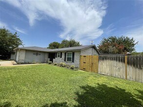 701 S Hunters Glen Cir in Arlington, TX - Building Photo - Building Photo