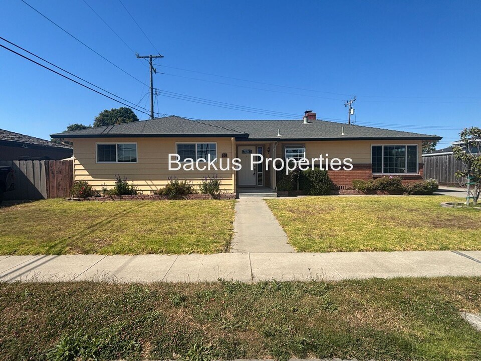 209 La Mesa Dr in Salinas, CA - Building Photo