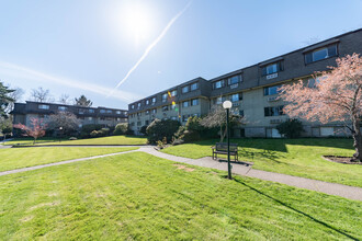 Four Season Townhouses in Eugene, OR - Building Photo - Building Photo