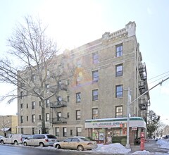 Graham Court in Long Island City, NY - Foto de edificio - Building Photo