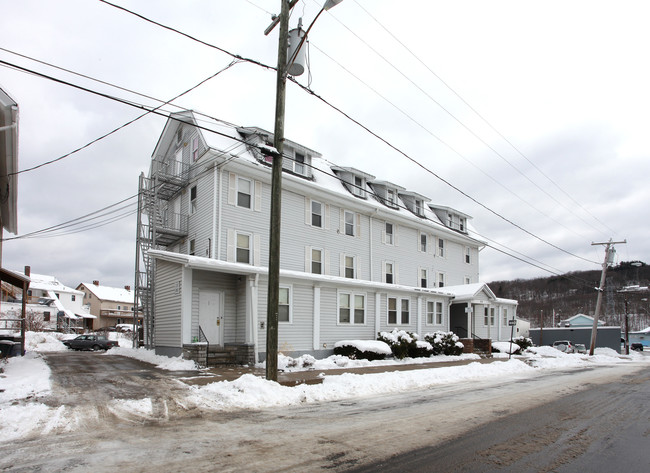 39 Park St in Thomaston, CT - Foto de edificio - Building Photo